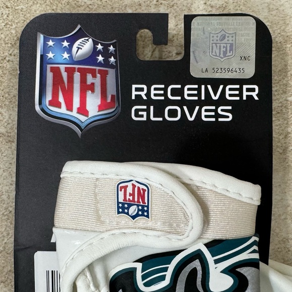 PHILADELPHIA EAGLES RECEIVER YOUTH GLOVES
Size: Youth Medium - Picture 3 of 5